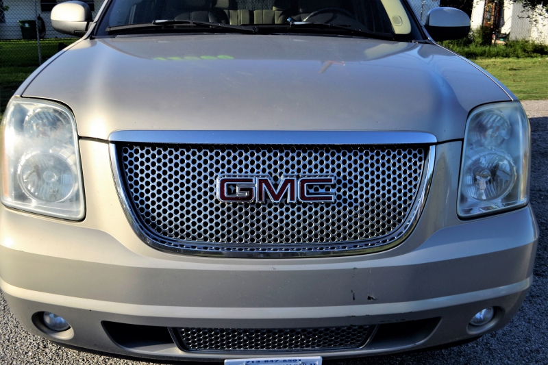 moto-LE PRADET-min_gmc-yukon-truck-grill-2828425